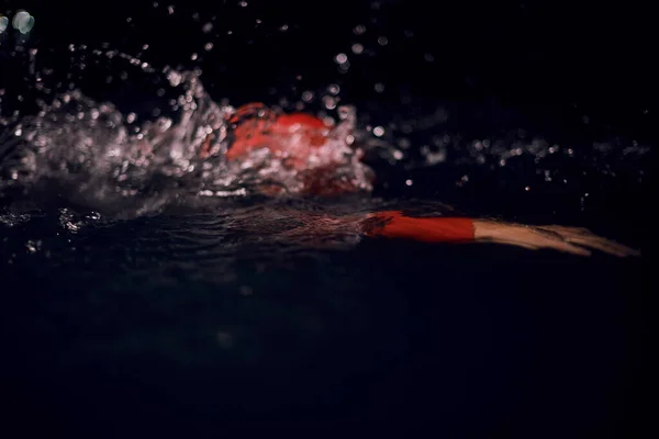 Αθλητής Τριάθλου Κολυμπούσε Σκοτεινή Νύχτα Φορώντας Στολή Κατάδυσης — Φωτογραφία Αρχείου