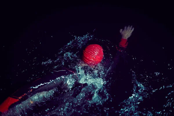 Triatlon Atléta Úszás Sötét Éjszaka Visel Búvárruha — Stock Fotó