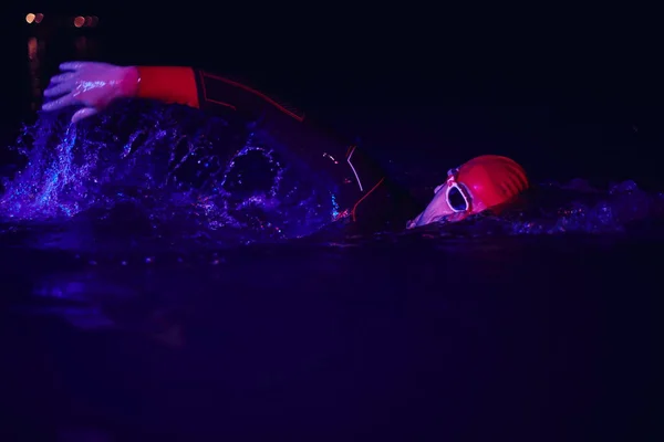 Echte Triatlon Atleet Zwemmen Donkere Nacht — Stockfoto