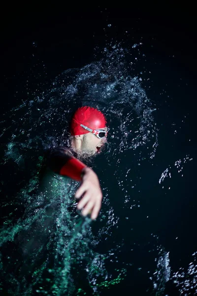 Echter Triathlet Schwimmt Dunkler Nacht — Stockfoto
