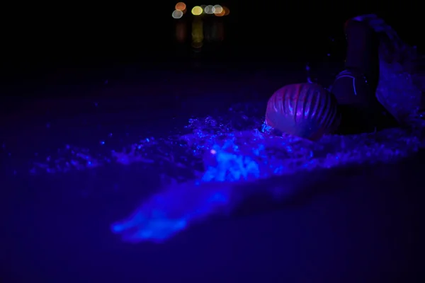 Настоящий Атлет Триатлон Плавающий Темноте Ночи — стоковое фото