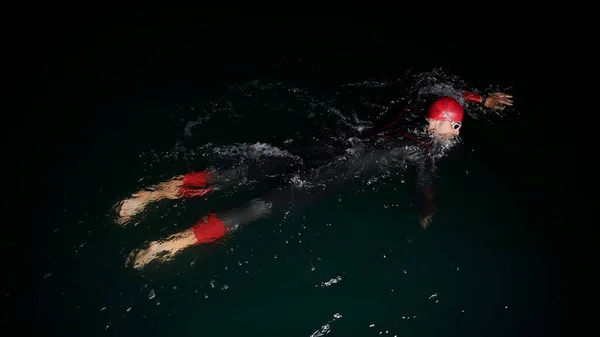 Triatlon Atleti Karanlık Gecede Yüzüyor Dalış Kıyafeti Giyiyor — Stok fotoğraf