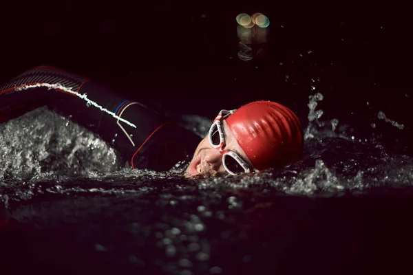 Triatlon Atleet Zwemmen Donkere Nacht Wetsuit — Stockfoto