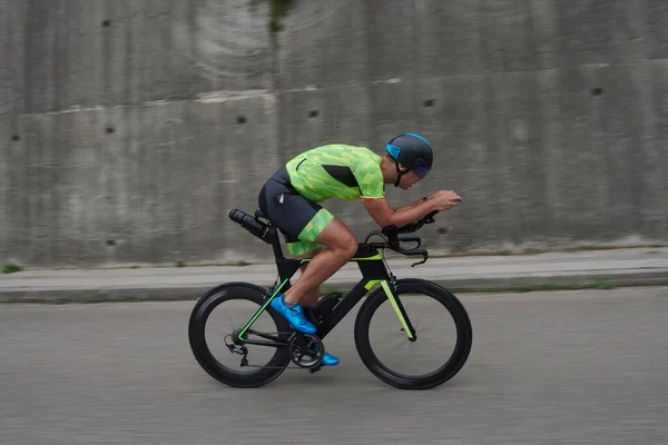 Triatlón Atleta Montar Una Bicicleta Entrenamiento Mañana —  Fotos de Stock