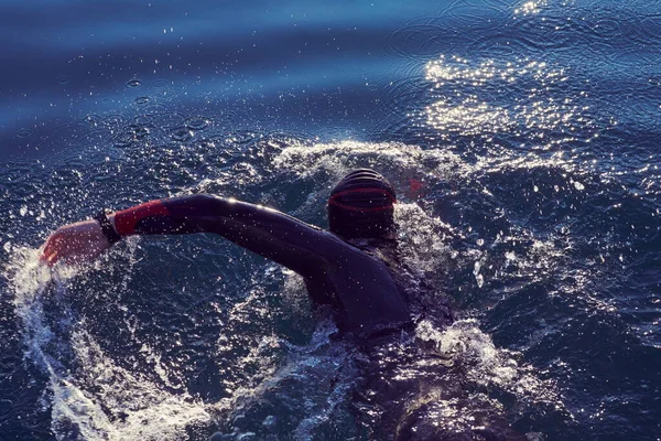 Atleta Triathlon Che Nuota Sul Lago All Alba Indossando Muta — Foto Stock