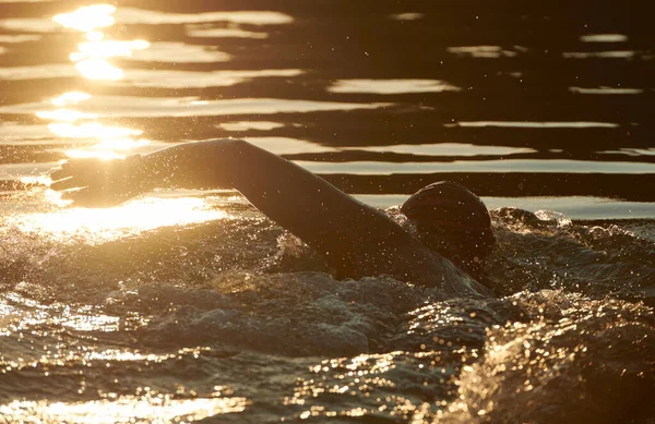 Atleta Triathlon Che Nuota Sul Lago All Alba Indossando Muta — Foto Stock