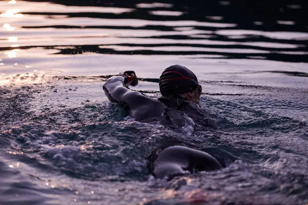 Triatlon Atleet Zwemmen Meer Zonsopgang Het Dragen Van Wetsuit — Stockfoto