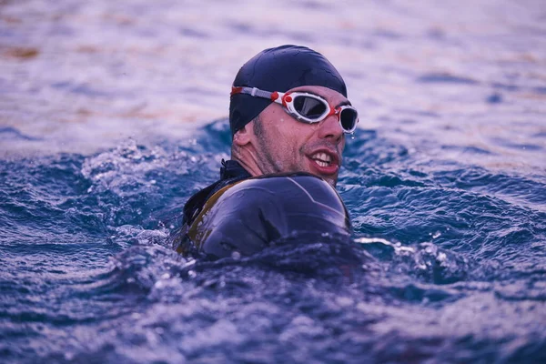 Nuotatore Triatleta Avendo Una Pausa Durante Allenamento Duro — Foto Stock
