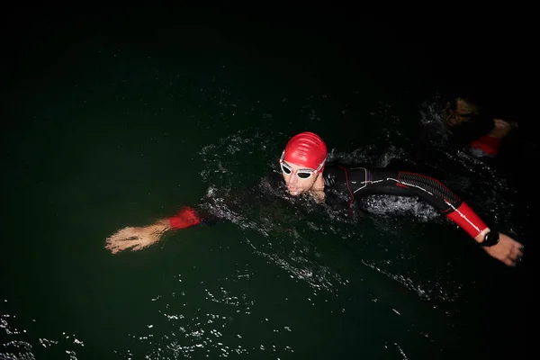 Triathlon Idrottare Simma Mörk Natt Bär Våtdräkt — Stockfoto