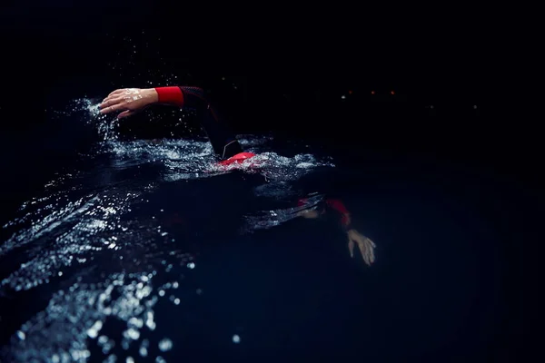 Atleta Triathlon Che Nuota Nella Notte Scura Indossando Muta — Foto Stock