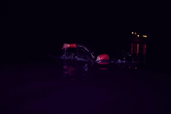 Atleta Triatlo Nadando Noite Escura Vestindo Roupa Mergulho — Fotografia de Stock