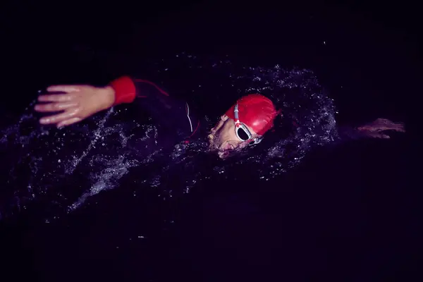 Спортсмен Тріатлону Який Плаває Темну Ніч Гідрокостюмі — стокове фото