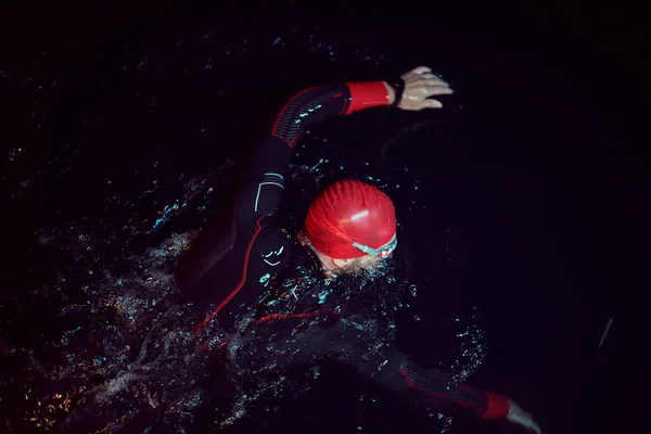 Triatlon Atleet Zwemmen Donkere Nacht Wetsuit — Stockfoto