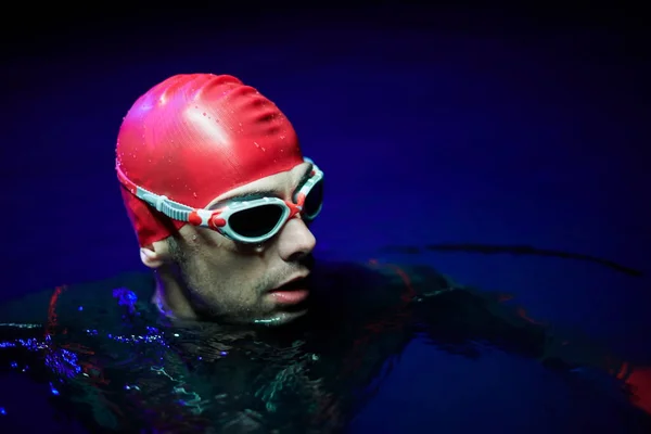 Аутентичный Триатлонист Занимающийся Плаванием Время Тяжелой Тренировки Ночью — стоковое фото