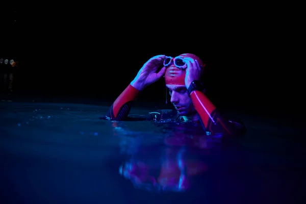 Autentický Triatlonista Plavec Přestávkou Během Tvrdého Tréninku Noční Neon Gel — Stock fotografie
