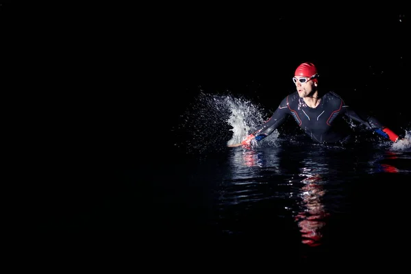 Triathlon Idrottare Avsluta Simning Träning Mörk Natt — Stockfoto