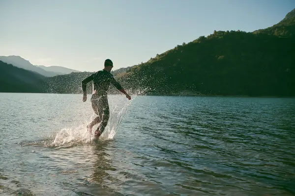 Спортсменка Триатлону Начала Тренироваться Плаванию Озере — стоковое фото
