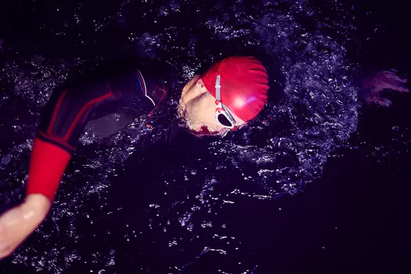 Echte Triatlon Atleet Zwemmen Donkere Nacht — Stockfoto