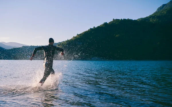 Спортсменка Триатлону Начала Тренироваться Плаванию Озере — стоковое фото