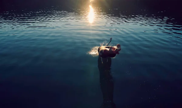 トライアスロン選手は水中に飛び込みトレーニングを始めます — ストック写真