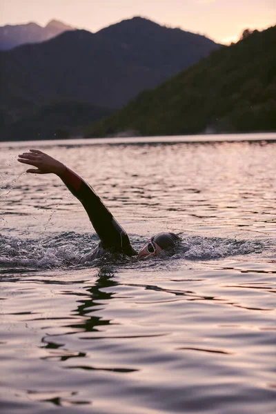 Triathlon Idrottare Simma Sjön Soluppgången Bär Våtdräkt — Stockfoto