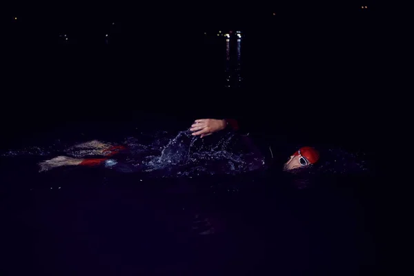 Atleta Triatlo Nadando Noite Escura Vestindo Roupa Mergulho — Fotografia de Stock