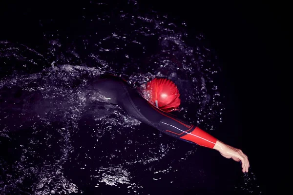 어두운 잠수복을 수영하는 트라이애슬론 — 스톡 사진