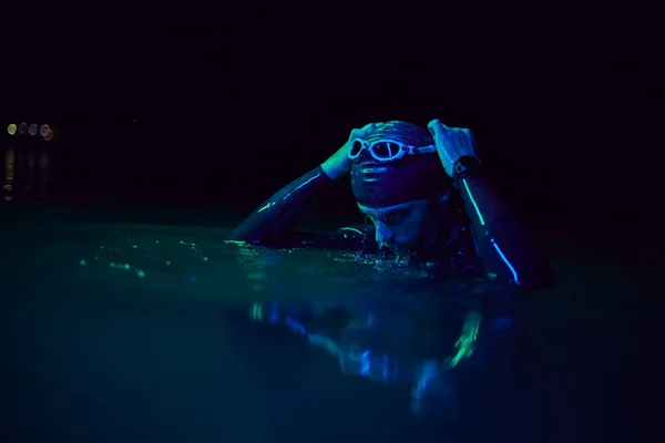 Otantik Triatlet Yüzücüsü Gece Güneşli Jel Üzerinde Çalışırken Mola Veriyor — Stok fotoğraf