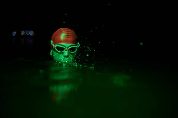 Authentischer Triathlet Schwimmt Bei Hartem Training Mit Nächtlichem Neongellicht Eine — Stockfoto