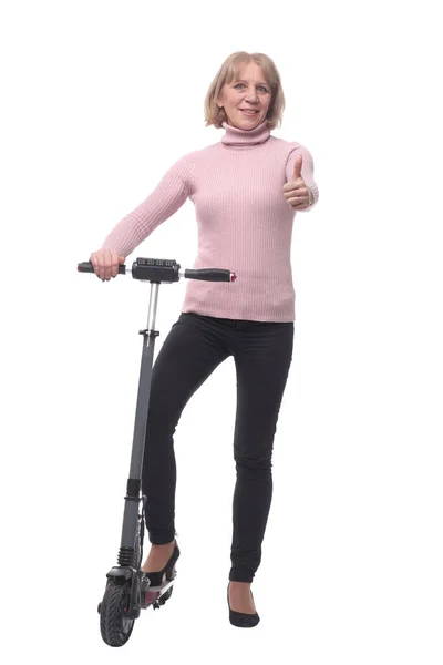 スクーターに乗る女性の完全な長さの肖像画 — ストック写真