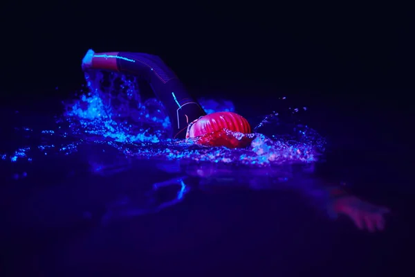 真正的三项全能运动员在漆黑的夜晚游泳 — 图库照片