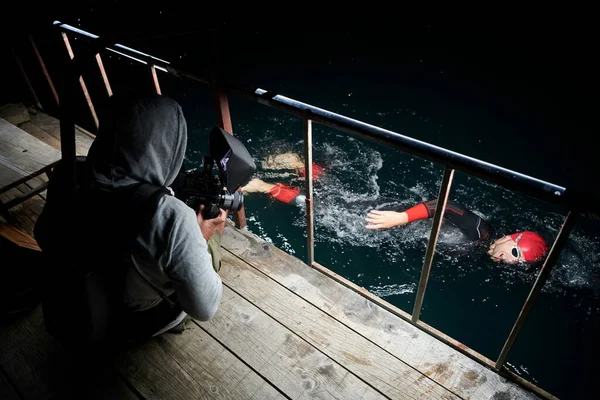 Videograaf Nemen Actie Schot Van Triatlon Zwemmen Atleet Nachts — Stockfoto