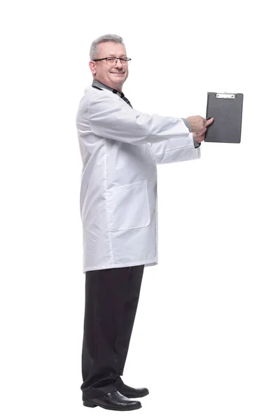 의사는 제복을 넥타이를 클립보드를 — 스톡 사진