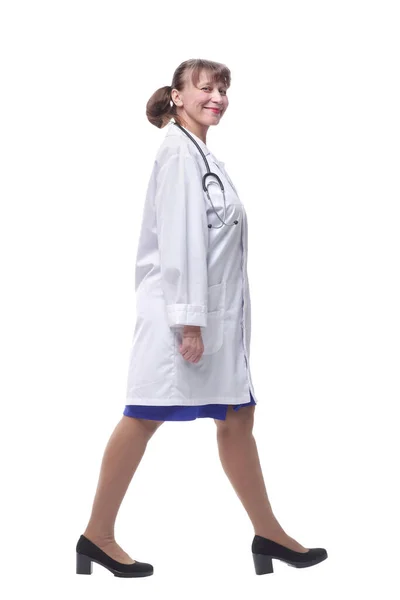 Doctora Caminando Hacia Cámara Sonriendo Aislada Sobre Fondo Blanco —  Fotos de Stock