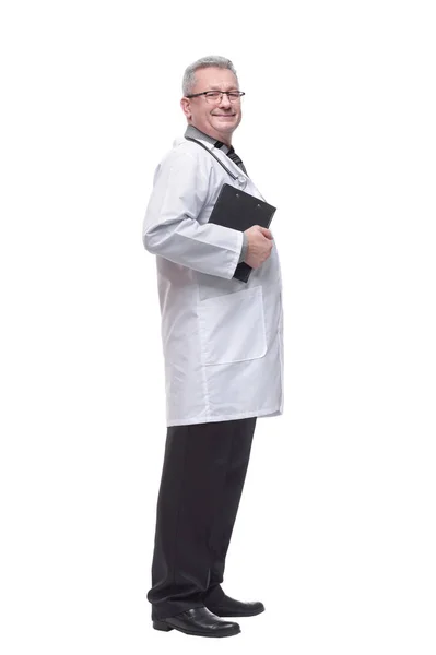 Starší Muž Lékař Stojící Složkou Bílém Pozadí — Stock fotografie