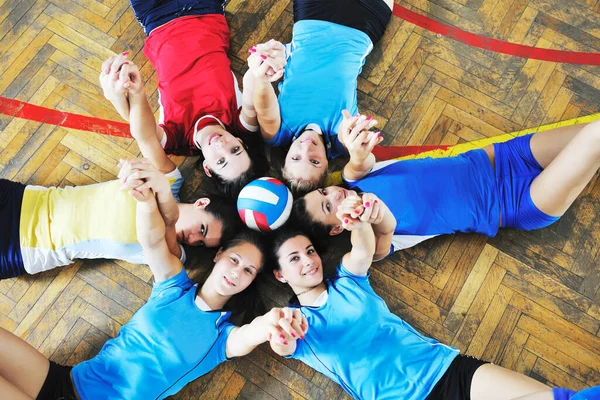 Девушки Играют Волейбол Помещении — стоковое фото