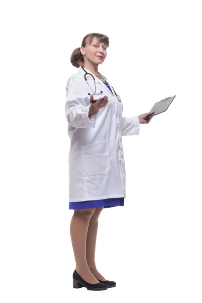 白い背景に隔絶された笑顔のクリップボードを持つ美しい女性医師 — ストック写真