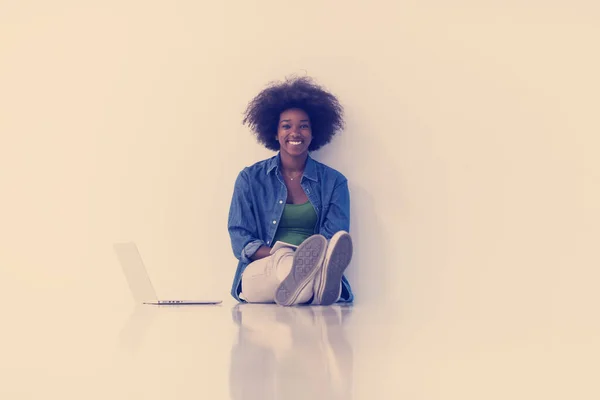 Αφρικανική Αμερικανική Γυναίκα Που Κάθεται Στο Πάτωμα Φορητό Υπολογιστή — Φωτογραφία Αρχείου
