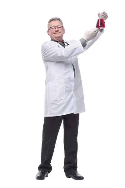 医生在实验室里举起了红色化学物品的烧杯 — 图库照片
