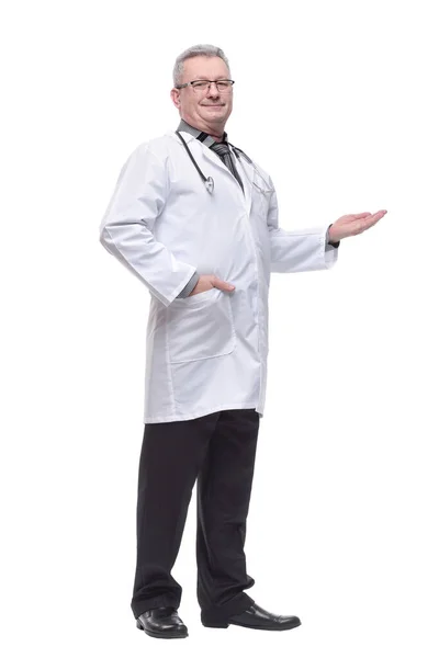 白人男性医師の肖像画は カメラを見て白い医療制服 聴診器や眼鏡を着用 — ストック写真