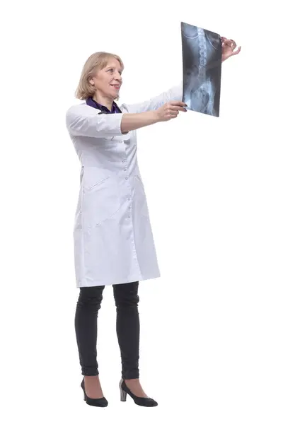 女医生看X光照片的肖像 — 图库照片
