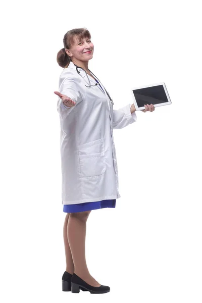Lekarz Sprawdzający Dane Medyczne Tablecie Uśmiechnięty — Zdjęcie stockowe