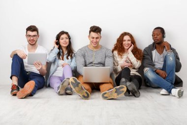 Gençlerin çeşitli gadget'lar ile müzik dinlemek