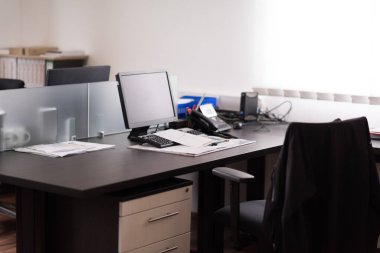 Ofiste ahşap mobilya