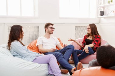 Yaratıcı iş takım start-up için fikir paylaşımı
