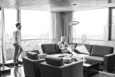 tablet bilgisayar kullanarak evde rahatlatıcı Çift