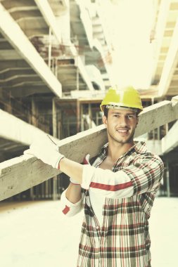 çalışkan inşaat sitesinde