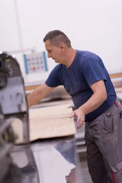 木造家具工場の男性労働者は — ストック写真