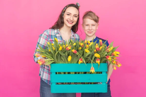 Family Portrait Sister Teenager Brother Tulips Pink Background — Stock Photo, Image
