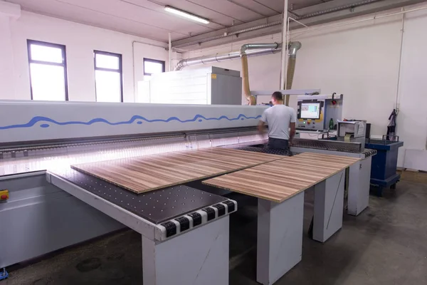 Trabalhador Uma Fábrica Móveis Madeira — Fotografia de Stock